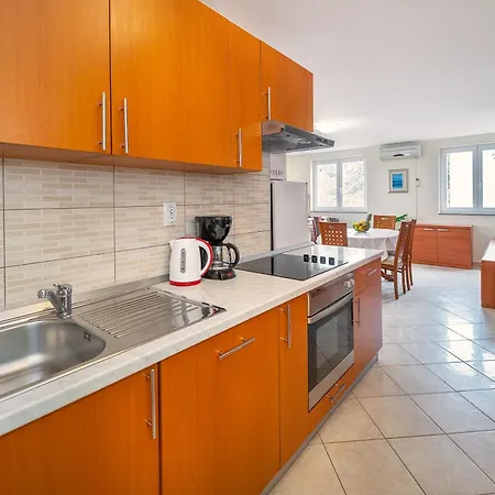 Tudor With Balcony شقة باشْكا