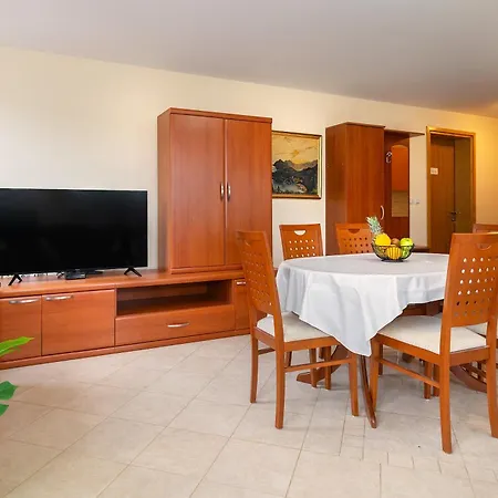 Tudor With Balcony Apartment Baska (Krk)